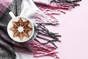 café com um padrão de floco de neve em uma manta de lã quente