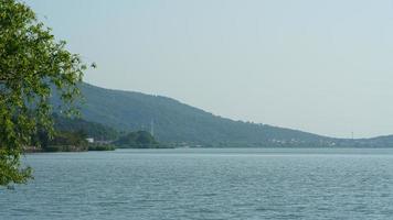 as belas paisagens do lago na cidade de Hangzhou, na China, na primavera, com o lago tranquilo e as montanhas verdes frescas foto