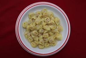 tortellini italiano em brodo. prato tradicional de mortadela para o natal e véspera de ano novo. foto