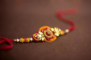 fundo raksha bandhan com um rakhi elegante. uma pulseira tradicional indiana que é um símbolo de amor entre irmãos e irmãs. foto