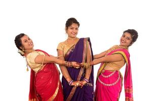 tradicionais lindas garotas indianas em sari posando em fundo branco foto