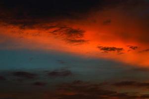 lindo céu pôr do sol com nuvens. céu abstrato. foto