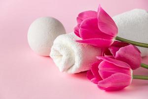 produtos de cuidados da pele do spa em um fundo rosa.