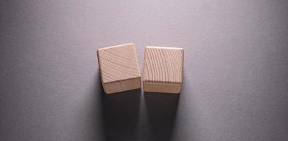 cubos de formas geométricas de madeira foto