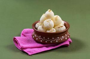 doce indiano - rasgulla, famoso doce bengali em tigela de barro com guardanapo foto