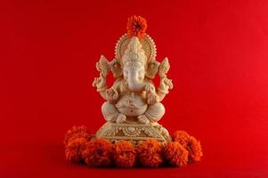 deus hindu ganesha. ídolo ganesha em fundo vermelho foto