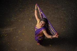 Indiana tradicional linda jovem de saree posando ao ar livre foto