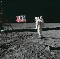 imagem da missão apollo 11 - astronauta edwin aldrin posa ao lado da bandeira dos EUA que foi colocada na lua