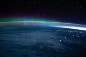 uma aurora vista do espaço foto