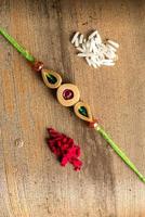 fundo indiano festival raksha bandhan com um elegante rakhi, grãos de arroz e kumkum. uma pulseira tradicional indiana que é um símbolo de amor entre irmãos e irmãs. foto