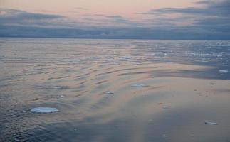 Antártica campos de gelo intermináveis icebergs no mar foto