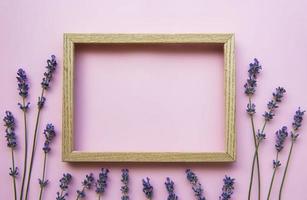 moldura de madeira com lindas flores de lavanda perfumada foto