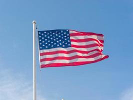 bandeira dos Estados Unidos no céu azul. foto