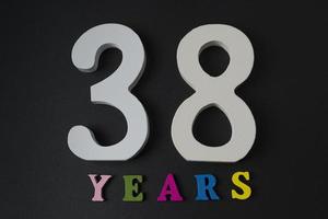 letras e números trinta e oito anos em um fundo preto. foto