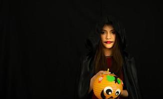 jovens asiáticos participam de uma festa de halloween foto