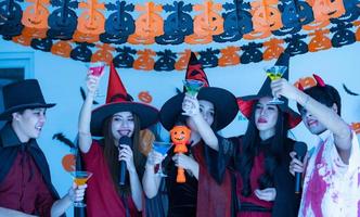 jovens asiáticos fantasiados vão comemorar na festa de halloween foto