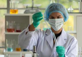 mulheres no laboratório de química foto