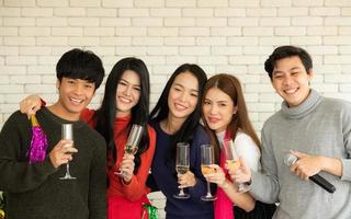 grupo de lindas jovens asiáticas na festa de natal foto
