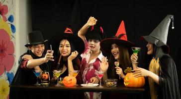 jovens asiáticos participam de uma festa de halloween foto