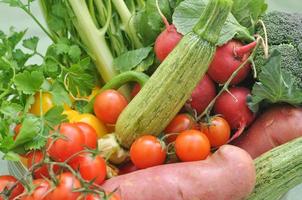 vegetais incluindo abobrinhas e tomates foto