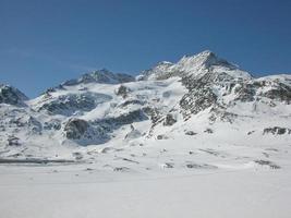 bernina na suíça foto