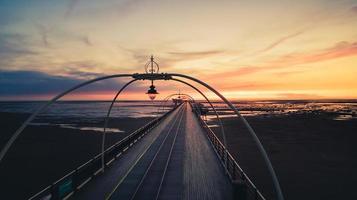 vista panorâmica do cais de southport ao pôr do sol com paisagem cênica e sem pessoas. destino de viagem romântica reino unido foto