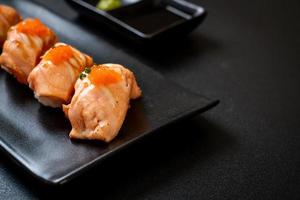 sushi de salmão grelhado na chapa preta foto