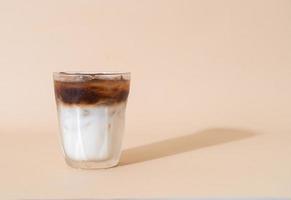café gelado com camada de leite em copo foto
