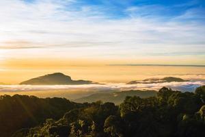 o fundo da natureza com nevoeiro na montanha. no tempo chuvoso no campo. inverno foto