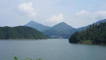 as belas paisagens do lago rodeado por montanhas verdes no interior da China foto