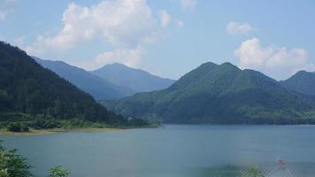 as belas paisagens do lago rodeado por montanhas verdes no interior da China foto