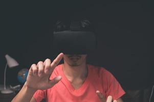 jogar, assistir filmes, usar óculos VR, imagens 3D, metaverso de mundos virtuais foto