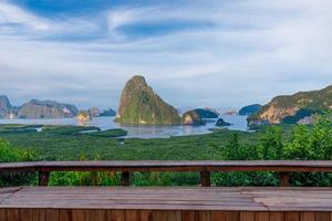 ponto de vista de samet nangshe paisagem de montanha phang nga bay phuket tailândia com banco de madeira em primeiro plano foto