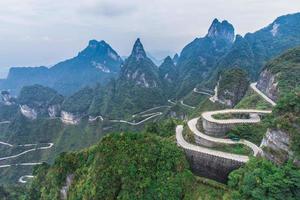 céu que liga a avenida de 99 curvas perigosas em uma estrada sinuosa ao portão do céu zhangjiajie parque nacional da montanha tianmen hunan china foto
