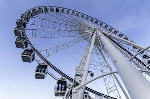 roda gigante no céu azul foto