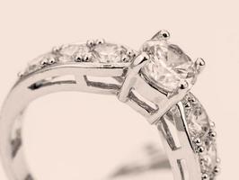 um anel de diamante contemporâneo isolado no fundo vintage. foto