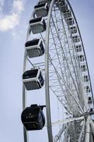 roda gigante no céu azul foto