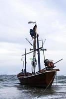 barco de pesca utilizado como veículo de busca de peixes no mar. foto