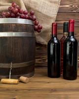 garrafas de vinho com barril