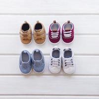 conceito de bebê com composição de calçados foto