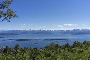 vista panorâmica da montanha com algumas ilhas no fiorde em molde, noruega foto