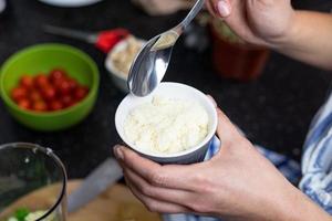 queijo parmesão ralado em uma tigela. foto