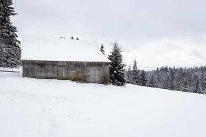 casa de madeira nas montanhas. cenário de inverno. foto