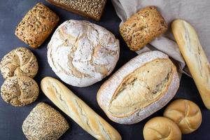 vários tipos de pão fresco. pão e pãezinhos. foto