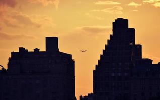 edifícios de concreto cinza com céu marrom foto