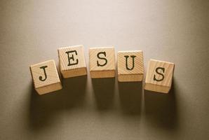 palavra de Jesus com cubos de madeira foto