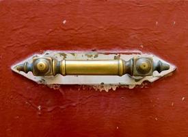 maçaneta de metal da porta de madeira foto