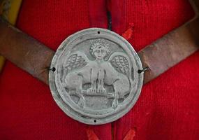 medalhão de uniforme de soldado romano foto