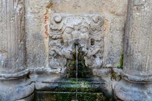 detalhe da velha fonte rethymno foto