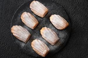 madeleines - pequenos bolos de esponja franceses foto